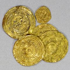 Group Lots - Islamic FATIMID: LOT of 5 gold coins, al-'Aziz: full dinar: Misr DM, al-Mansuriya DM, MM AH373, and MM DM; and al-Hakim: ¼ dinar, MM DM; average Fine condition, all with some weakness or 