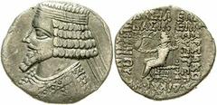 Tetradrachme, arsakid. Datierung Mai 285 = 27 v. Chr., Seleukia. Diad. Brb. mit Spitzbart l./König thront l. mit Nike, unter Thron Î•Î Î£ (= Jahreszahl 285), unten Î”Î‘Î™Î£Î™ (= Mai). Sellwood 54.2 va