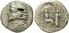 Tetradrachme, Seleukia, arsakid. Jahr 354 = 42. Diad. Brb. mit Spitzbart l./König thront r., empfängt Palmzweig von Tyche, über Palmzweig Jahreszahl. Sellwood 64.11ff. sehr schön, Prüfschlag