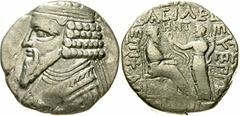 Tetradrachme, Seleukia, arsakid. Dat. 358 = 46. Gekr. Brb. mit Spitzbart l./thronender König erhält Kranz von Tyche, darüber Jahreszahl HNT. Sellwood 65.8ff. sehr schön