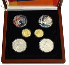 Ausländische Goldmünzen und -medaillen Griechenland Republik 1973 bis heute. Gedenkmünzensatz 6 Stück zur Olympiade 2004 auf die Olympischen Sommerspiele in Athen. 100 Euro Gold Fackelläufer, 100 Euro