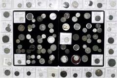 Lots antiker Münzen Allgemein Münzkoffer mit 114 antiken Münzen. Griechen, Römer, Provinzialen. U.a. Baktrien Drachme, Athen Tetradrachme, Makedonien Tetradrachme Alexander der Große, Parther Drachme,