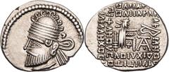 GRIECHISCHE MÜNZEN PARTHER, KÖNIGREICH DER ARSAKIDEN Pakoros I., 78-120 n. Chr. AR-Drachme Ekbatana Vs.: Büste in Ornat mit Tiara und Diadem n. l., Rs.: 7-zeilige Beischrift, Arsakes sitzt mit Bogen n