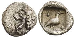 GRIECHISCHE MÜNZEN IONIEN MILET AR-Tetartemorion 5. Jh. v. Chr. Vs.: Löwenprotome n. r., den Kopf zurückgewandt, Rs.: Vogel steht n. r., im Feld zwei Punkte, alles in quadratum incusum SNG Kayhan 940-