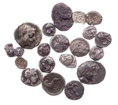 LOTS ANTIKER MÜNZEN Lot, griechische Münzen AR-Prägungen vom Tetartemorion bis zur Drachme, u. a. aus Thrakien: Byzantion; Mysien: Lampsakos, Kyzikos, Pergamon; Ionien: Kolophon, Milet, Phokaia, Teos;