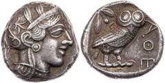 GRIECHISCHE MÜNZEN ATTIKA ATHEN AR-Tetradrachme um 440-420 v. Chr. Vs.: Kopf der Athena mit Helm und Lorbeer n. r., Rs.: Eule steht n. r., Kopf v. v., links Ölzweig neben Mondsichel, alles in quadratu
