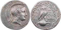 GRIECHISCHE MÜNZEN ATTIKA ATHEN AR-Tetradrachme 136/135 v. Chr., Miki(on), Theophra(stos) und Me(...) Vs.: Kopf der Athena Parthenos mit dreibuschigem Greifenhelm n. r., Rs.: Eule steht auf liegender 