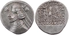 GRIECHISCHE MÜNZEN PARTHER, KÖNIGREICH DER ARSAKIDEN Orodes II., 57-38 v. Chr. AR-Drachme Ekbatana Vs.: Büste in Ornat mit Diadem n. l., links Stern, rechts Stern unter Mondsichel, Rs.: 7-zeilige Beis