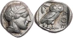 GRIECHISCHE MÜNZEN ATTIKA ATHEN AR-Tetradrachme um 440-420 v. Chr. Vs.: Kopf der Athena mit Helm und Lorbeer n. r., Rs.: Eule steht n. r., Kopf v. v., links Ölzweig neben Mondsichel, alles in quadratu