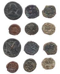 LOTS ANTIKER MÜNZEN Lot, byzantinische Münzen AE-Prägungen des Anastasius I.: Follis, Nicomedia; Iustinus II.: Halbfollis, Thessalonica; Mauricius Tiberius, Dodekanummium, Alexandria; Constans II.: Ha