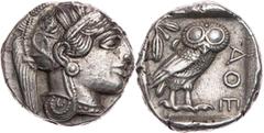 GRIECHISCHE MÜNZEN ATTIKA ATHEN AR-Tetradrachme um 440-412 v. Chr. Vs.: Kopf der Athena mit Helm und Lorbeer n. r., Rs.: Eule steht n. r., Kopf v. v., links oben Ölzweig und Mondsichel, alles in quadr