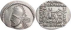 GRIECHISCHE MÜNZEN PARTHER, KÖNIGREICH DER ARSAKIDEN Pakoros II., 78-105 n. Chr. AR-Drachme Ekbatana Vs.: Büste in Ornat mit Tiara und Diadem n. l., Rs.: 7-zeilige Beischrift, Arsakes sitzt mit Bogen 