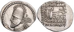 GRIECHISCHE MÜNZEN PARTHER, KÖNIGREICH DER ARSAKIDEN Pakoros II., 78-105 n. Chr. AR-Drachme Ekbatana Vs.: Büste in Ornat mit Tiara n. l., Rs.: 7-zeilige Beischrift, Arsakes thront mit Bogen n. r., rec
