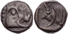 GRIECHISCHE MÜNZEN LYKIEN LYKISCHE DYNASTEN Unbestimmer Dynast. AR-Obol (persischer Standard) 500-480 v. Chr. Vs.: Eberkopf n. r., Rs.: androkephaler Stierkopf n. l., in quadratum incusum SNG v. Auloc