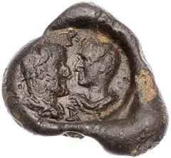 RÖMISCHE PLOMBEN UND SIEGEL Maximinus I. Thrax mit Maximus Caesar, 236-238 n. Chr. Bleiplombe Vs.: P-E-R-[P], gepanzerte und drapierte Büsten des Maximinus I. (mit Lorbeerkranz) und des Maximus Caesar