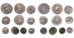 LOTS ANTIKER MÜNZEN Lot, griechische Münzen AR-Prägungen der griechischen Welt, darunter KALABRIEN, Tarent, Didrachme; ATTIKA, Athen, Tetradrachme (Neuer Stil); MYSIEN, Pergamon, Cistophor; PAMPHYLIEN