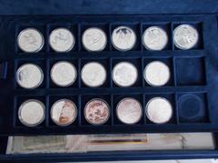 Collections Europe - Euro Griechenland: Ein Samtetui mit insgesammt 16 Silbermünzen zu den Olympischen Spielen 2004 in Athen. Davon 11 x 10 Euro aus Griechenland. Dazu noch ein paar Banknoten. [taxed 