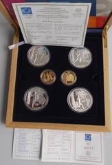 Collections Europe Griechenland: Olympische Spiele in Athen 2004: Set 4 x 10 Euro Silber Gedenkmünzen, jedes Motiv anders, dazu noch 2 x 100 Euro 2004 Goldmünzen (KM# 234, 235, je 10g, 999/1000 Gold) 