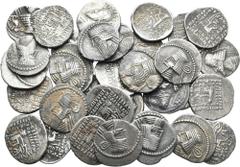 Late Arrivals Persien: Persien / Parthien, Königreich der Arsakiden: Hübsches Konvolut von 33 AR-Drachmen, alle unbestimmt, zum Teil in vorzüglicher Erhaltung. Interessantes Lot für den Spezialisten. 