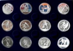Griechenland: 12 x 10 Euro Gedenkmünzen Olympische Spiele Athen 2004. Augenscheinlich komplette Serie. Polierte Platte. Jede Münze wiegt 34g und ist aus 95/1000 Silber, entspricht somit 1 OZ Fein. [ta