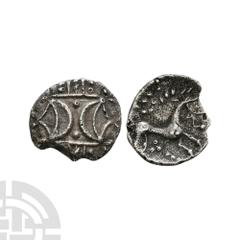Coins - Celtic Iron Age Iceni - Antedios AR Unit. 1st century A.D. Obv: double crescent on vertical wreath. Rev: horse right with reversed S below head, corn-ear mane and pellet sun above; [ANTEÐI] mo