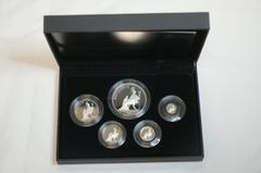 UNITED KINGDOM. Lot of 5 silver coins. Coin 1: Elizabeth II, 1952-2022, 2 Pounds 2013. Royal Mint. Proof. Britannia (Proof). Mintage: 7,055. 38.61 mm. 31.21 g. 999/1000 Silver. In 2013 the Britannia s