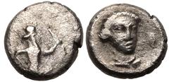 ANCIENT GREECE. PERSIA, ACHAEMENID EMPIRE. Silver Tetartemorion , 4th Century BC. Uncertain mint in Cilicia. Obv: Persian king or hero in kneeling-running stance right, holding knife and bow. Rev: fem