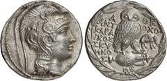 GRÈCE ANTIQUE Attique, Athènes (165-42 av. J.C.). Tétradrachme stéphanophore argent. Av. Tête d'Athéna à droite coiffée du casque attique. Rv. AΘE-ANTIOCOS-KARAICOX-SKUMNOS Chouette debout de face sur
