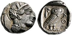 Griechische Münzen Attika. Athen. Tetradrachme nach 440 v. Chr. Athenakopf im attischen Helm nach rechts / Eule mit hersehendem Kopf nach rechts stehend vor Olivenzweig und Mondsichel, davor "AOE". 17