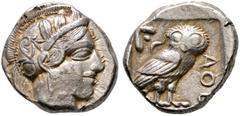 Griechische Münzen Attika. Athen Tetradrachme 449-415 v. Chr. Athenakopf im attischen Helm nach rechts / Eule mit hersehen­dem Kopf nach rechts stehend vor Olivenzweig und Mondsichel, davor "AOE". SNG