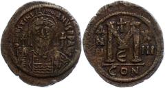 Ancient Coins Münzen Byzanz 539-540, Bronze-Follis, Justinianus I., Konstantinopel. Av: Büste des Kaisers mit Helm von vorn, in der Rechten Kreuzglobus und Schild mit Reiterdarstellung auf der linken 
