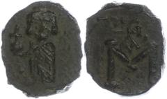 Ancient Coins Münzen Byzanz 687-689, Bronze- Follis, Justinian II., Syrakus. Av: Kaiser mit Kreuzkrone und Chlamys frontal stehend. Rev: Großes M, darüber Monogramm. Sear 1298, 5,30g, s-ss. s-ss Coins