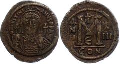 Ancient Coins Münzen Byzanz 539-540, Bronze-Follis, Justinianus I., Konstantinopel. Av: Büste des Kaisers mit Helm von vorn, in der Rechten Kreuzglobus und Schild mit Reiterdarstellung auf der linken 