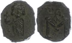 Ancient Coins Münzen Byzanz 687-689, Bronze- Follis, Justinian II., Syrakus. Av: Kaiser mit Kreuzkrone und Chlamys frontal stehend. Rev: Großes M, darüber Monogramm. Sear 1298, 5,30g, s-ss. s-ss Coins