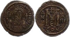 Ancient Coins Münzen Byzanz 539-540, Bronze-Follis, Justinianus I., Konstantinopel. Av: Büste des Kaisers mit Helm von vorn, in der Rechten Kreuzglobus und Schild mit Reiterdarstellung auf der linken 