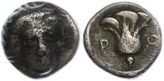 Ancient Coins Antike Münzen - Griechenland 408-394 v. Chr., Hemidrachme, Karien, Rhodos. Av: Kopf des Helios von vorn. Rev: Rose mit Trieb zwischen den Buchstaben "PO". 1,72g, vergl. SNG v. Aulock 278