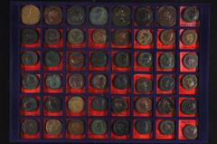 Ancient Coins Antike Münzen - Lots und Sammlungen RÖMISCHE KAISERZEIT / RÖMISCHE PROVINZEN, Sammlung von 155 Æ-Münzen beginnend ab Titus im Münzkoffer. Dabei zahlreiche gut erhaltene Prägungen wie Ses