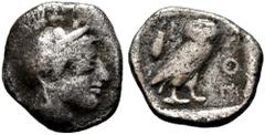 GRIECHISCHE MÜNZEN ATTIKA. Athen. Obol (0,60 g), ca. 454-404 v. Chr. Kopf der Athena mit attischem Helm und Lorbeerkranz / Eule, dahinter Olivenzweig, alles im Quadratum Incusum. Kroll 13, HGC 4, 1665