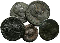 LOTS ANTIKE Varia und Lots. Lot Römer (5). Kleines Lot aus 5 Bronzen: 2x Sestertii von Antoninus Pius, 1x As von Lucilla, 1x Sestertius von Volusianus und 1x Billon-Tetradrachme von Aurelianus (Alexan