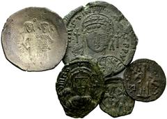 VARIA & LOTS (D) Lot Byzanz (5). 1 Aspron Trachy, 3 byzantinische Bronzemünzen sowie 1 bulgarische Bronzemünze, um s.sch.