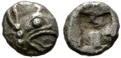 GRIECHISCHE MÜNZEN IONIA Phokaia (D) Tetartemorion/Trihemitetartemorion (0,28g), ca. 530-510 v.Chr. Av.: Greifenkopf n.r. Rv.: Quadratum Incusum. SNG Kayhan - , Slg. Klein 451. s.sch.-vzgl.