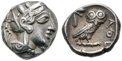 GRIECHISCHE MÜNZEN ATTIKA Athen (D) Drachme (4,20g), ca. 454-404 v. Chr. Av.: Kopf der Athena mit attischem Helm und Lorbeerkranz n.r. Rv.: AΘE, Eule n.r., Kopf v.v., dahinter Olivenzweig, alles im Qu