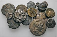 lots (D) Lot Griechen (15). Lot aus 15 griechischen Silber- und Bronzemünzen, Sizilien bis Kleinasien, darunter eine Tetradrachme aus Athen (Neuer Stil), meist um sch., wenige etwas besser.
