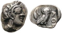 GRIECHISCHE MÜNZEN ATTIKA Athen (D) Obol (0,66g), ca. 454-404 v. Chr. Kopf der Athena mit attischem Helm und Lorbeerkranz / Eule, dahinter Olivenzweig, alles im Quadratum Incusum. SNG Cop 53-56, SNG M