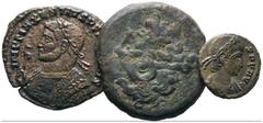 Ancient Coins ANTIKE LOTS Varia und Lots Lot Antike (3). Kleines gemischtes Lot aus 1 Bronzemünze der Ptolemaier, 1 Follis des Maxentius (mit Konsularsrobe) und 1 Follis/Centenionalis des Constans, ve