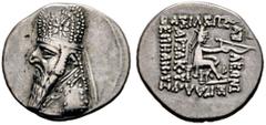 GRIECHISCHE MÜNZEN PARTHIA. Königreich der Arsakiden. Mithradates II. (123-88). Drachme (3,94g), Rhagae. Büste des Königs mit Tiara, Diadem und Drapierung, auf der Tiara Stern / Arsakes mit Bogen auf 