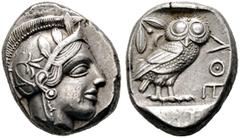 GRIECHISCHE MÜNZEN ATTIKA. Athen. Tetradrachme (17,14g), ca. 449-404 v. Chr. Av.: Kopf der Athena mit attischem Helm und Lorbeerkranz n.r. Rv.: AΘE, Eule n.r., Kopf v.v., dahinter Olivenzweig und Mond