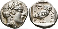 GRIECHISCHE MÜNZEN ATTIKA. Athen. (D) Tetradrachme (17,19 g), ca. 450-445 v. Chr. Av.: Kopf der Athena mit attischem Helm und Lorbeerkranz n.r. Rv.: AΘE, Eule n.r., Kopf v.v., dahinter Olivenzweig und