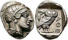 GRIECHISCHE MÜNZEN ATTIKA. Athen. Tetradrachme (17,17 g), ca. 430er-420er Jahre v. Chr. Av.: Kopf der Athena mit attischem Helm und Lorbeerkranz n.r. Rv.: AΘE, Eule n.r., Kopf v.v., dahinter Olivenzwe