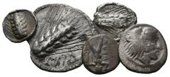 VARIA UND LOTS ANTIKER MÜNZEN (D) Lot Griechen (5). Kleines lot aus 5 griechischen Silbermünzen (Magna Graecia): 1x Obol von Herakleia (Lucania), 1x Obol von Poseidonia - Paestum (Lucania), 1x Triobol